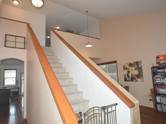 3rd image of 246 Easton Ave W