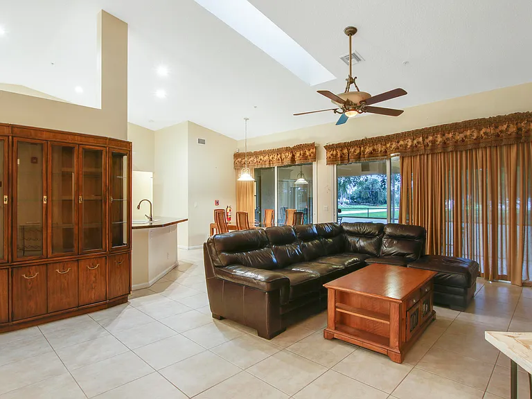 1198 SE Petunia Ave — Photo 25