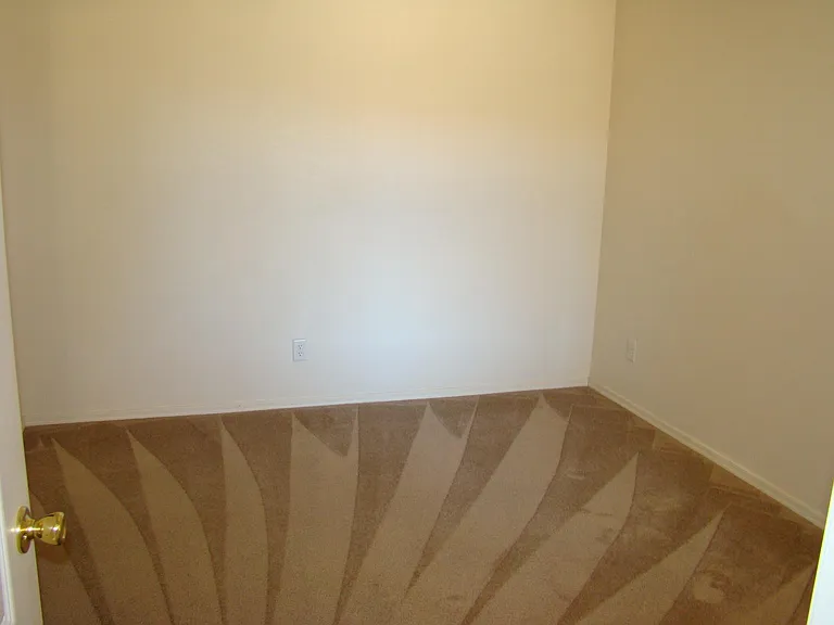 414 Robin Ct — Photo 4