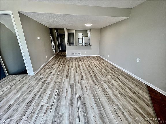 4th image of 300 Oak Creek Ct APT 16