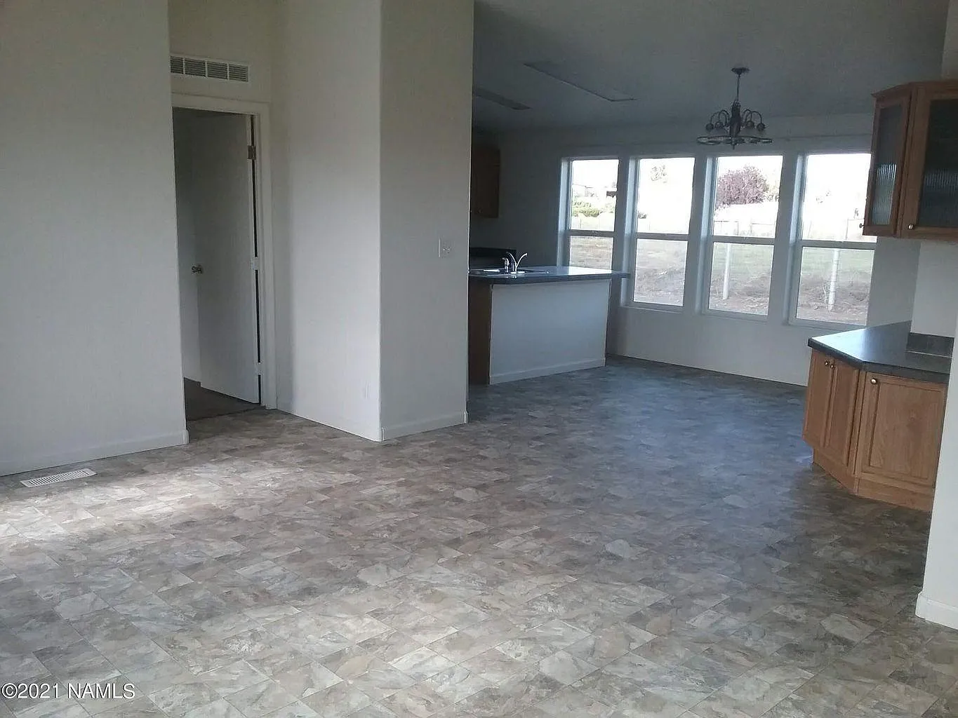 3 bed, 1377 sqft, $2,400 — Photo 3