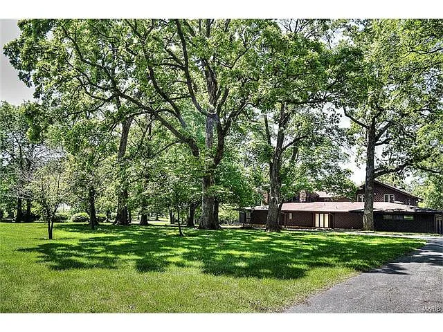 31 Huntleigh Woods photo 1