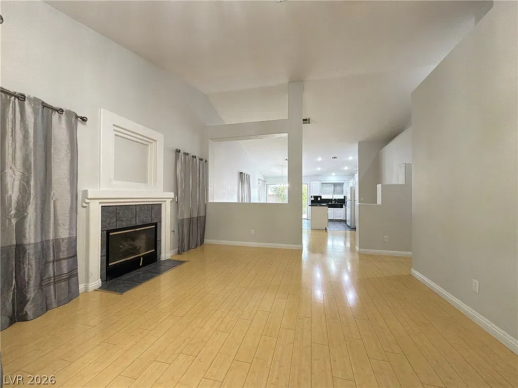3 bed, 2.0 bath, 1461 sqft, $2,095 — Photo 2