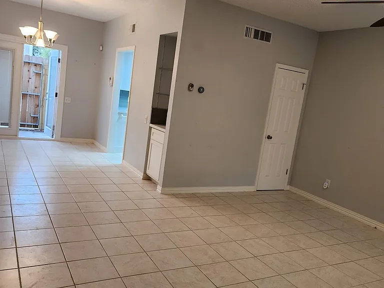 11710 Southlake Dr #6 — Photo 2