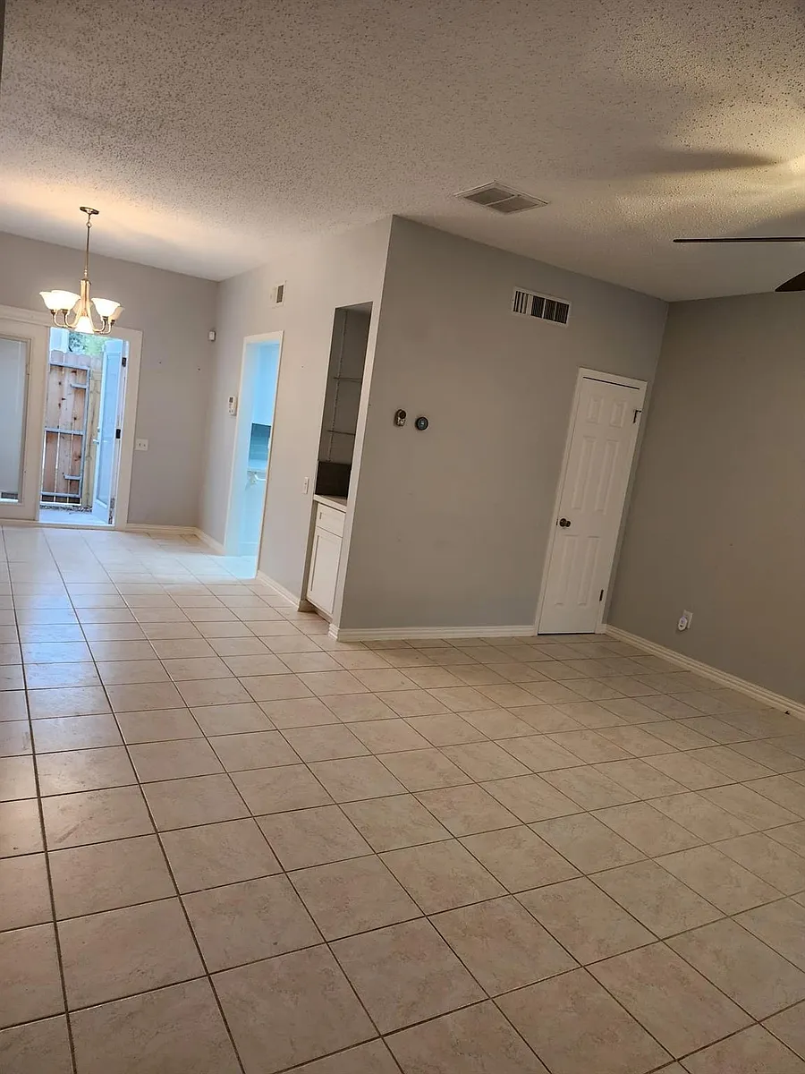 Building Photo - 11710 Southlake Dr #6