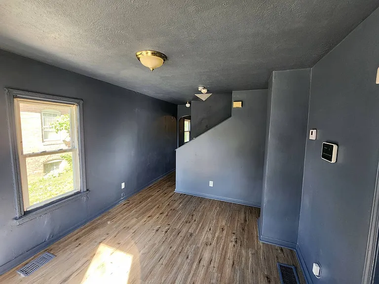 10317 Reno Ave — Photo 3
