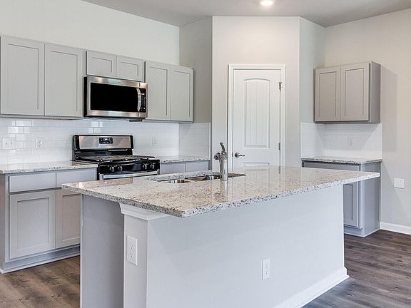 4th image of 105 Lake Oak Dr