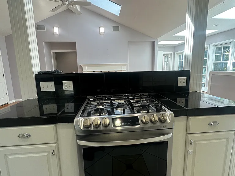 1613 Mariposa Ave — Photo 10