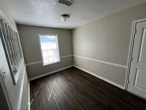 3rd image of 4853 Chevron Rd