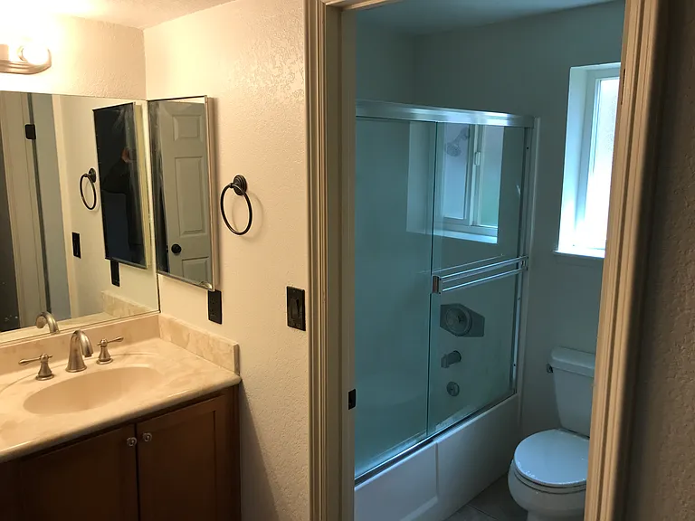1000 Estes St #6 — Photo 2