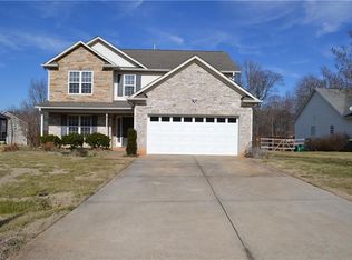 3217 Knoll Ridge Dr, Walkertown, NC 27051