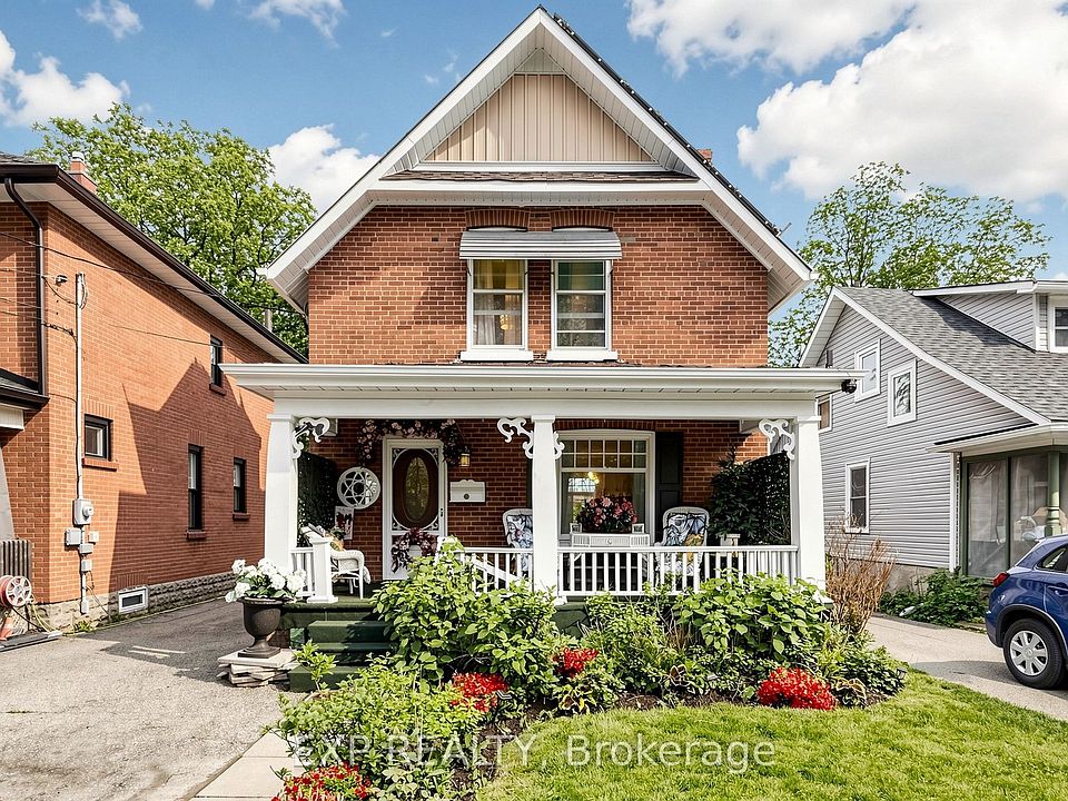 1st image of 28 Simcoe St