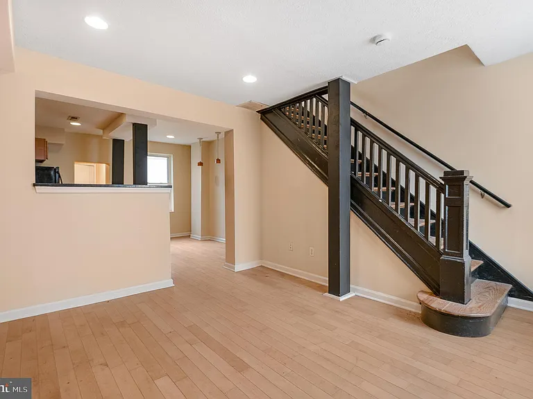 1123 W Lombard St — Photo 8