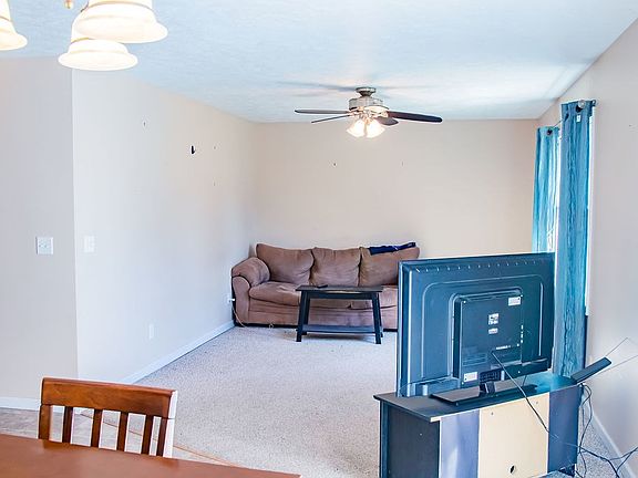 4th image of 115-117 Fox Run Ct