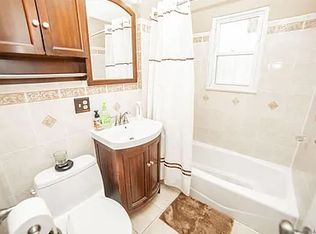 8135 259th St, Glen Oaks, NY 11004