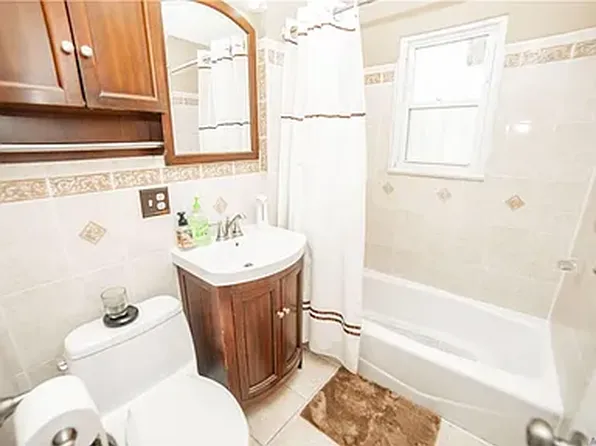 8135 259th St, Glen Oaks, NY 11004
