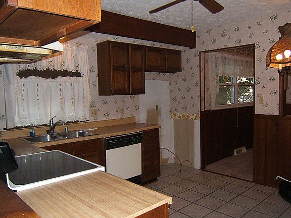 4th image of 6198 Sullivan Loop
