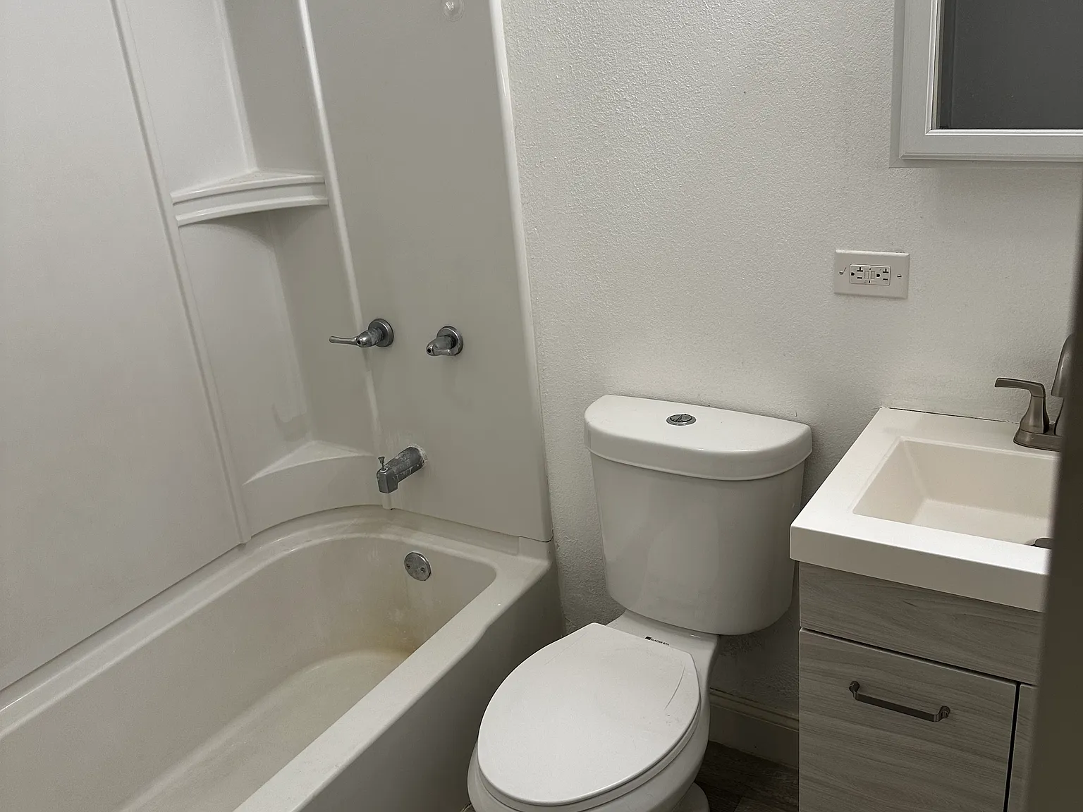 100 Palm Ln — Photo 2