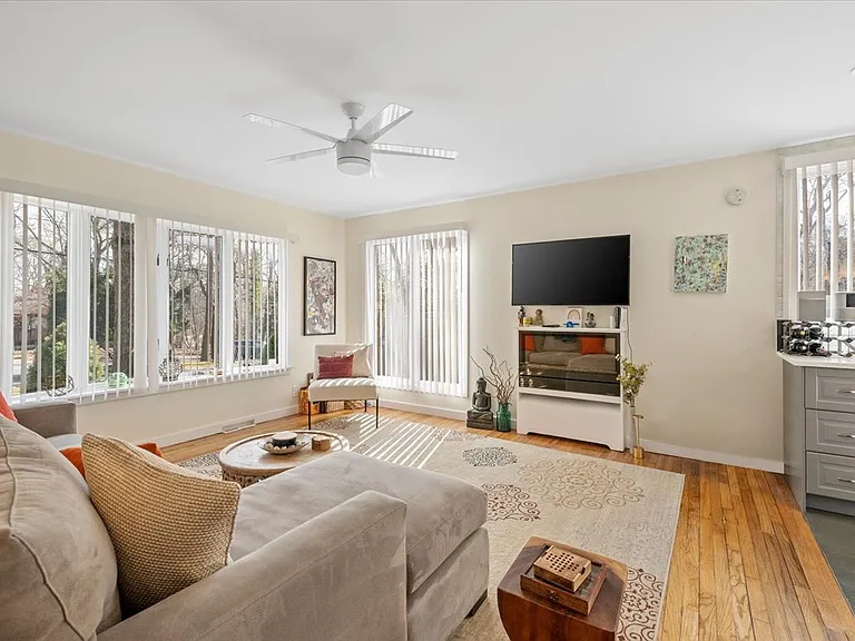 9 Hillside Dr — Photo 4