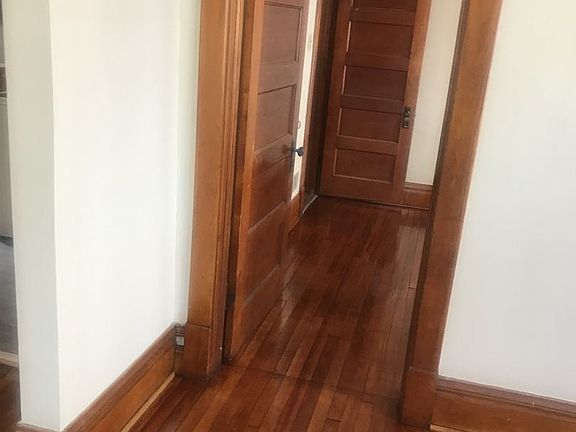 4th image of 880 Margaret Ave E