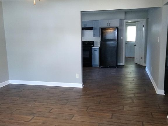 4th image of 1217 E Broadway St