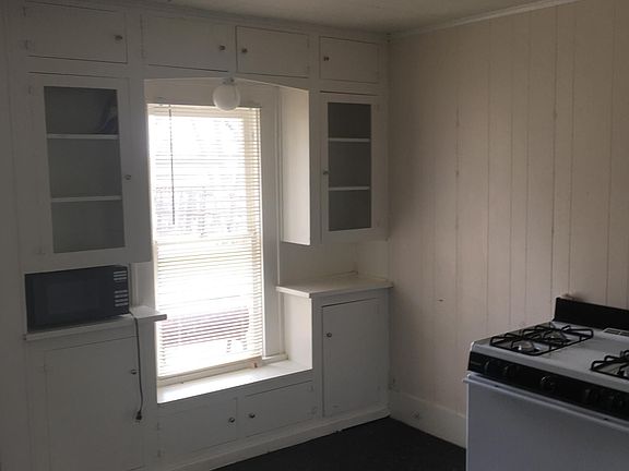 5th image of 2412 Vincent St