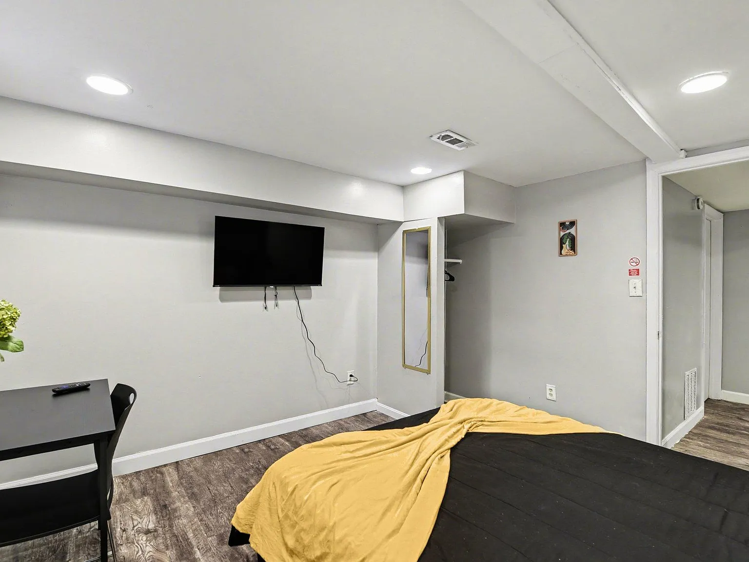4 bed, 2.0 bath, 2200 sqft, $884 — Photo 2