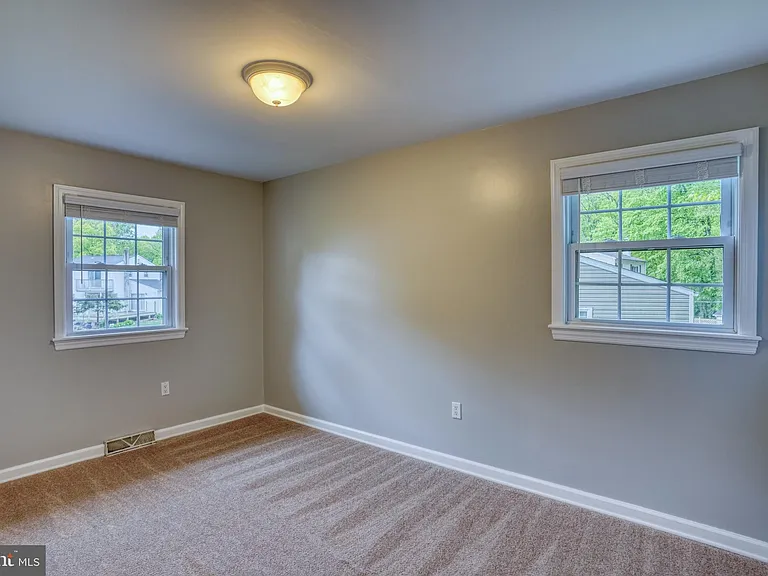 124 Hilldale Ct — Photo 32