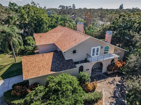 2275 Kings Point Dr, Largo, FL 33774