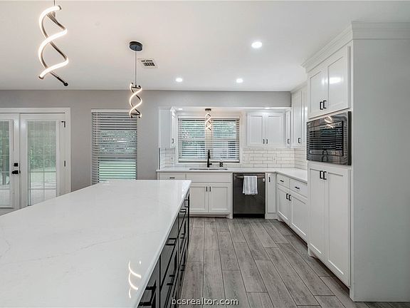 4th image of 2106 Murray Ave