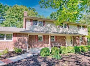 5607 Royalwood Dr, Centerville, OH 45429