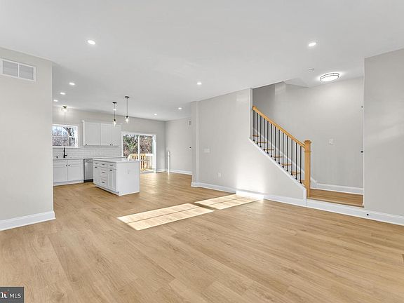 4th image of 463 Park Ave