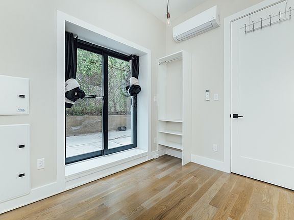 5th image of 358 Irving Ave APT 1R