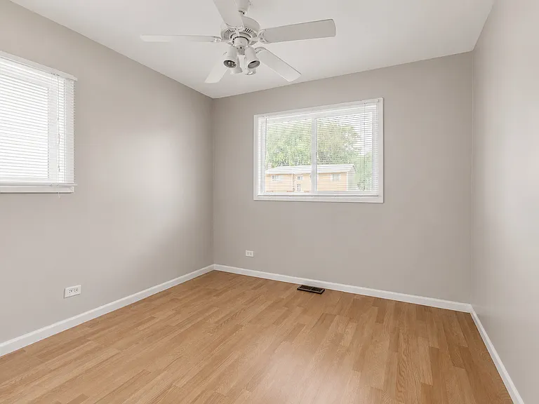 6847 Hawthorne Ln — Photo 13