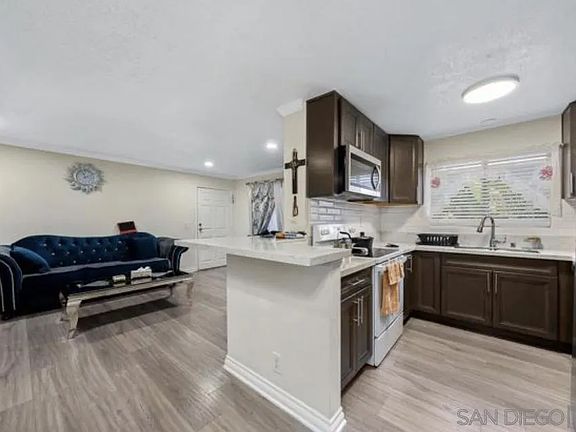5th image of 620 E Lexington Ave E #5