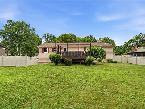 4th image of 141 Heather Dr