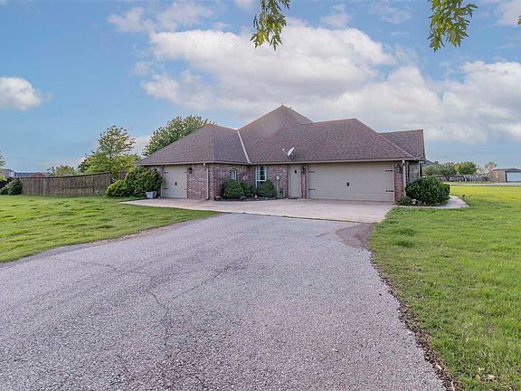 3rd image of 109 NE Meadow Ln