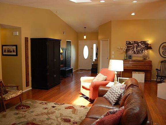 5th image of 821 Jacaranda Dr