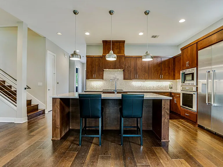 2109 W 12th St — Photo 3