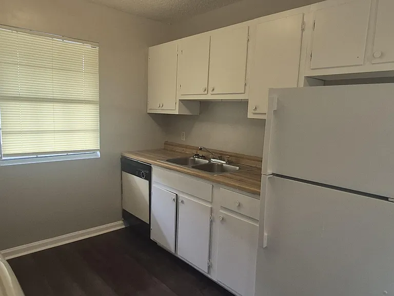 2710 S Taft St — Photo 3