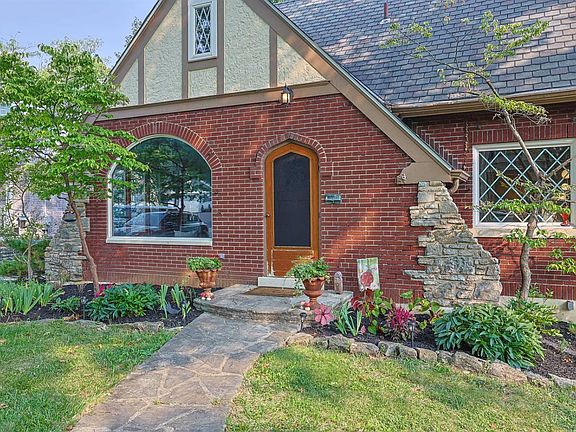 2nd image of 1007 Urbancrest Pl