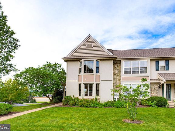 3rd image of 636 Royal View Dr