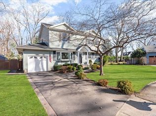 4 Camlon Ct, Huntington, NY 11743