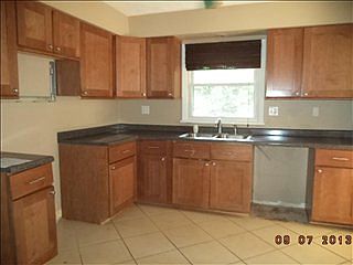 2nd image of 2410 Skokie Dr