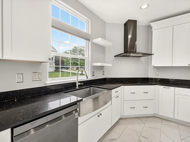 6455 Saddlebrook Ln — Photo 8