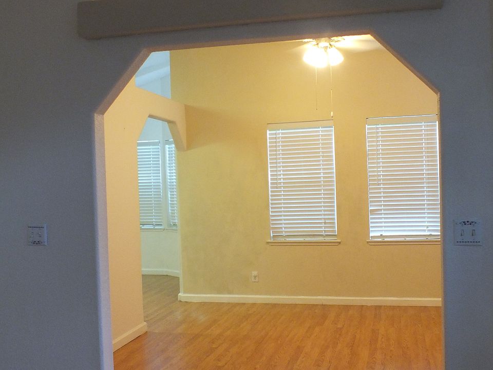 2nd image of 4415 Bush St