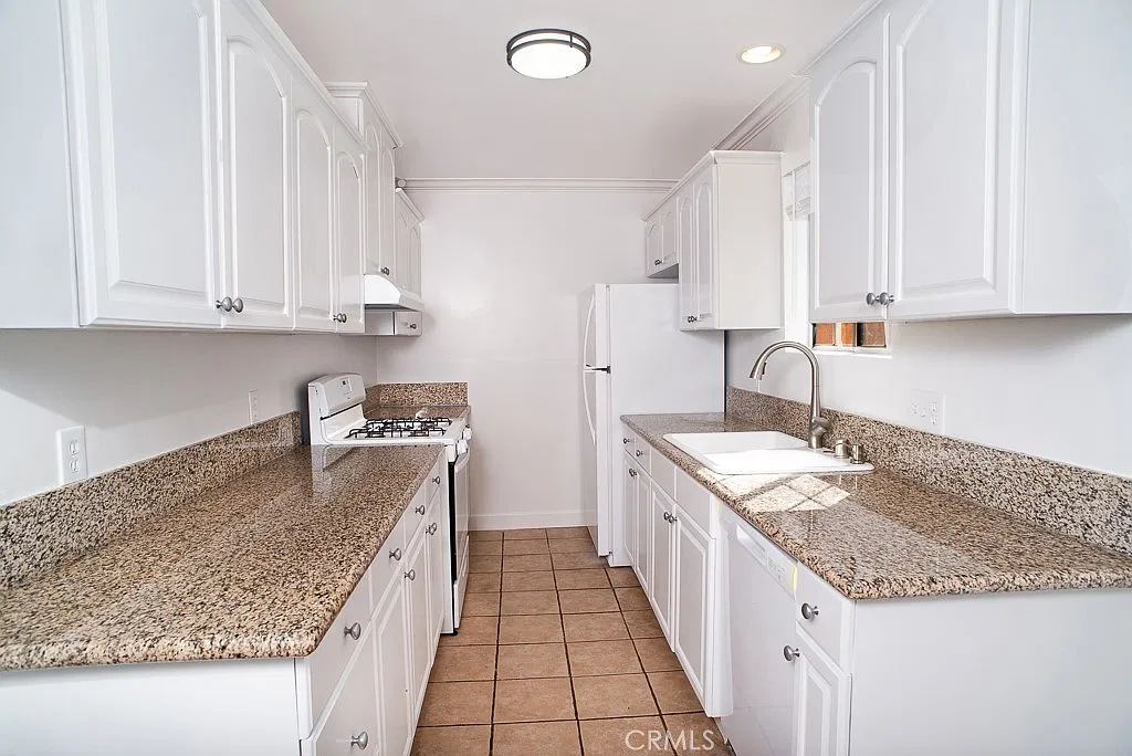3 bed, 1122 sqft, $3,900 — Photo 2