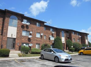 748 Inland Cir APT 101, Naperville, IL 60563