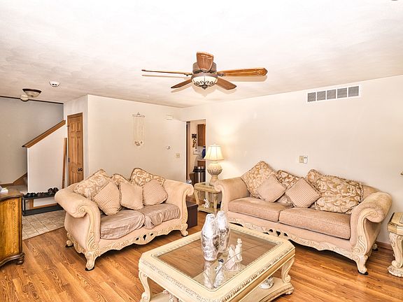 4th image of 2302 Maxine Ln