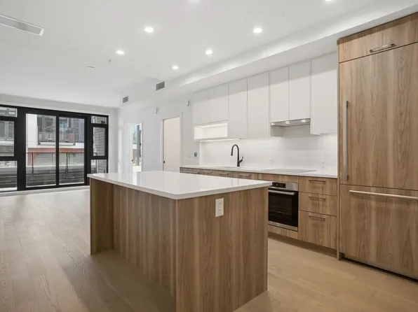 8398 Oak St #204, Vancouver, BC V6P 4B1